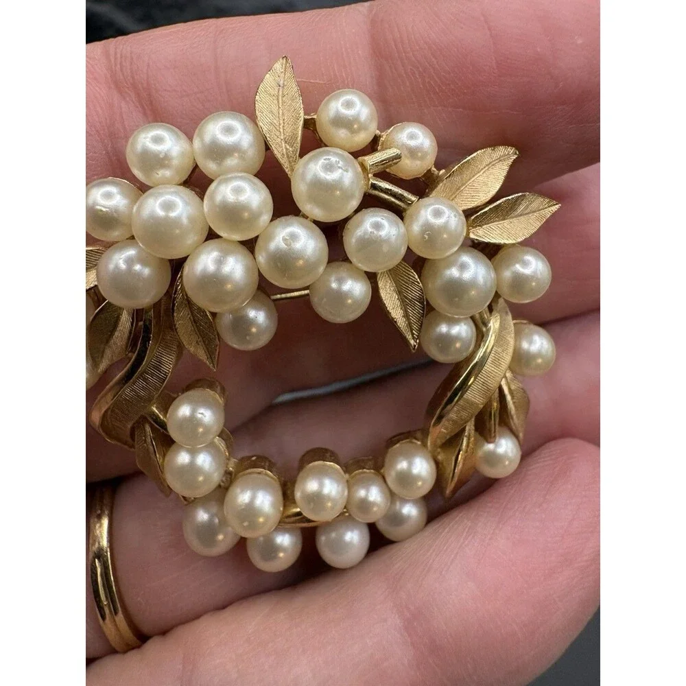 VTG Crown Trifari Faux Pearl Berry Cluster Leaf Branch Wreath Gold Tone Brooch